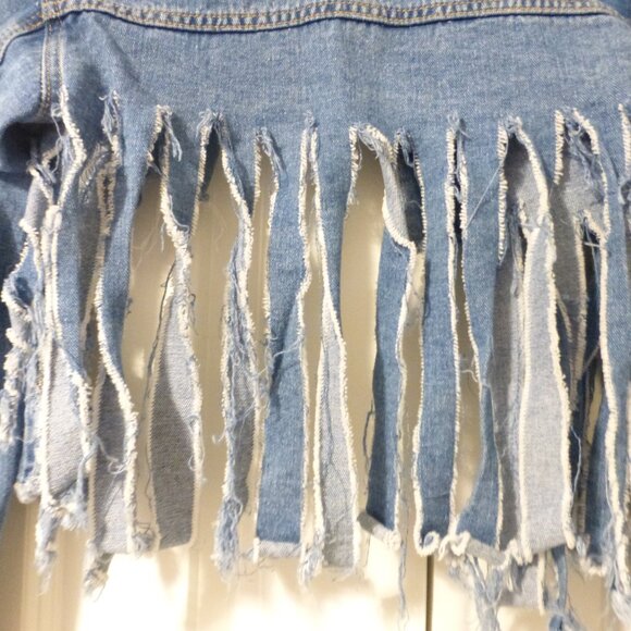 SHEIN super distressed and frayed cropped denim jacket - Picture 8 of 9